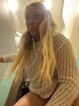 Snapshot of Sweet___Emily chatting on 03/11/25, 04:18 Sweet Emily online show from 03/11/25, 04:18