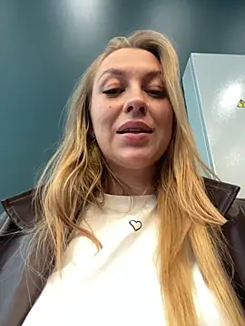 Snapshot of Sweet___Emily chatting on 10/03/25, 01:56 Sweet Emily online show from 10/03/25, 01:56