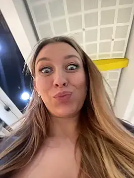 Snapshot of Sweet___Emily chatting on 02/12/25, 03:27 Sweet Emily online show from 02/12/25, 03:27