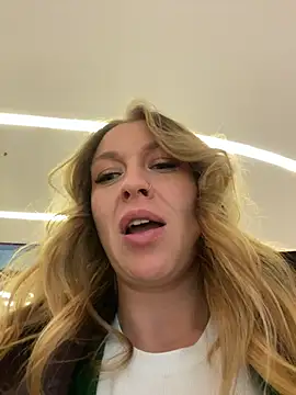 Snapshot of Sweet___Emily chatting on 01/12/26, 12:45 Sweet Emily online show from 01/12/26, 12:45