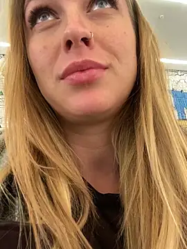 Snapshot of Sweet___Emily chatting on 03/12/25, 04:02 Sweet Emily online show from 03/12/25, 04:02