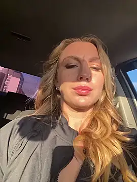 Snapshot of Sweet___Emily chatting on 10/07/25, 01:12 Sweet Emily online show from 10/07/25, 01:12