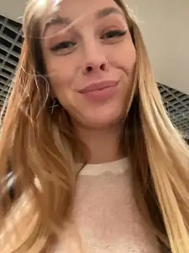 Snapshot of Sweet___Emily chatting on 02/13/25, 02:31 Sweet Emily online show from 02/13/25, 02:31