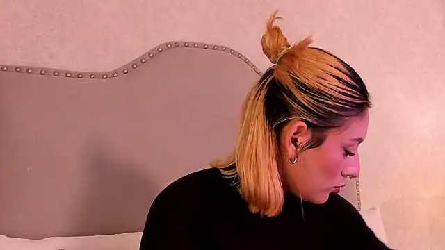 Emily robertss online show from 09/29/25, 03:02