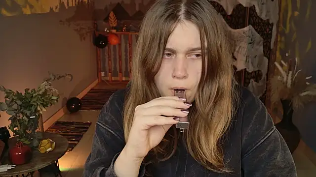 Snapshot of FioraMarmoris chatting on 10/27/25, 01:34 FioraMarmoris online show from 10/27/25, 01:34