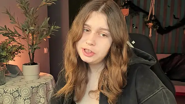 Snapshot of FioraMarmoris chatting on 10/25/25, 05:06 FioraMarmoris online show from 10/25/25, 05:06