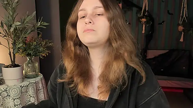 Snapshot of FioraMarmoris chatting on 10/20/25, 01:44 FioraMarmoris online show from 10/20/25, 01:44