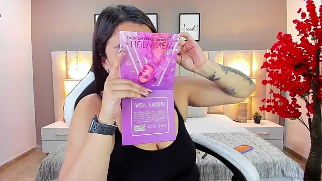 Snapshot of sara_parker069 chatting on 09/19/25, 02:10 sara parker069 online show from 09/19/25, 02:10