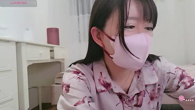 Snapshot of maii- chatting on 02/05/26, 01:29 maii- online show from 02/05/26, 01:29