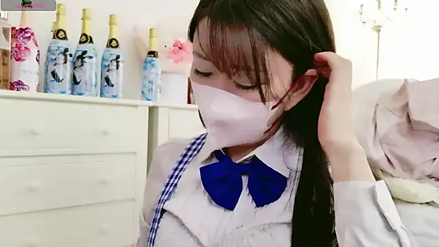 Snapshot of maii- chatting on 05/16/26, 10:42 maii- online show from 05/16/26, 10:42