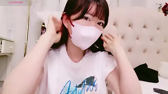 Snapshot of maii- chatting on 05/28/26, 02:23 maii- online show from 05/28/26, 02:23