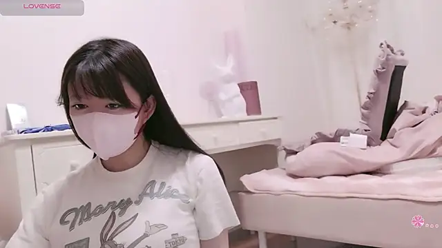 Snapshot of maii- chatting on 02/23/26, 01:33 maii- online show from 02/23/26, 01:33