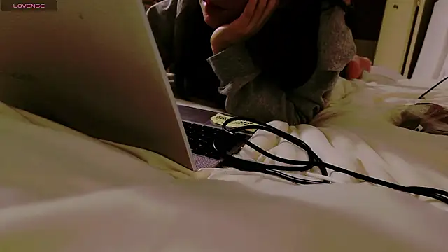 Snapshot of maii- chatting on 02/01/26, 12:14 maii- online show from 02/01/26, 12:14