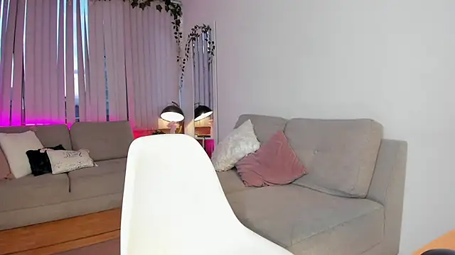 Bella ev online show from 02/21/25, 10:37