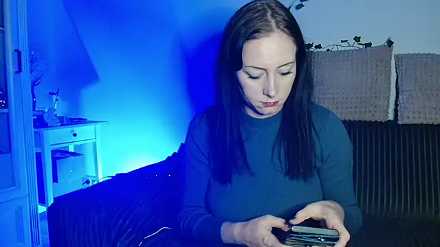 Snapshot of Jasmin-White chatting on 10/02/25, 04:43 Jasmin-White online show from 10/02/25, 04:43