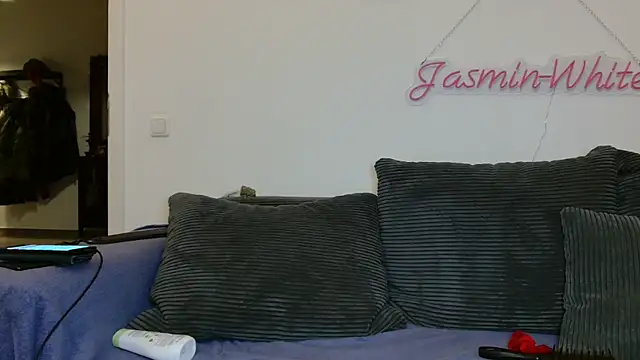 Jasmin-White online show from 05/17/26, 06:52