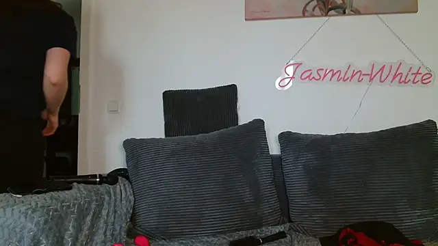 Jasmin-White online show from 05/06/26, 04:00