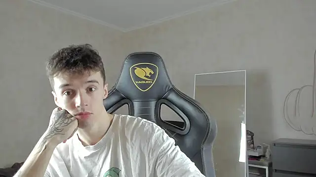 Snapshot of MasonWarholl chatting on 10/06/25, 09:10 MasonWarholl online show from 10/06/25, 09:10