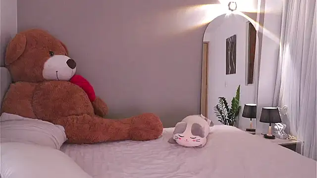 AnnyHizzle online show from 10/22/25, 02:00