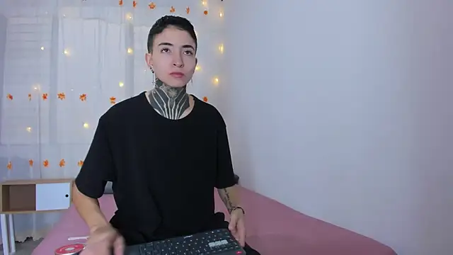 Tinny and Candy online show from 11/02/25, 12:21