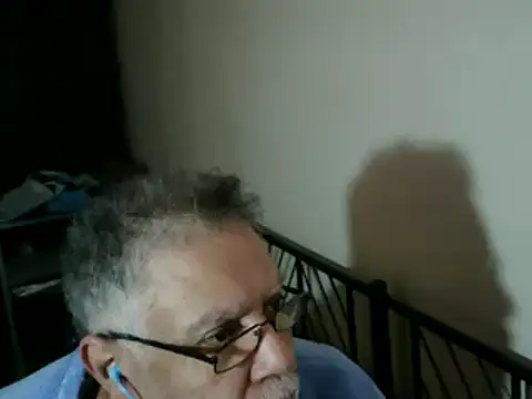 Snapshot of 100Tauros chatting on 12/17/25, 01:49 100Tauros online show from 12/17/25, 01:49