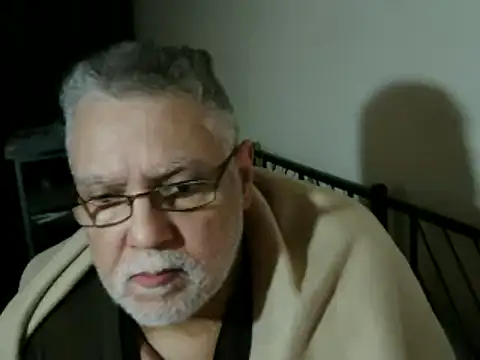 Snapshot of 100Tauros chatting on 11/18/25, 04:43 100Tauros online show from 11/18/25, 04:43