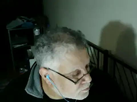 Snapshot of 100Tauros chatting on 12/18/25, 01:55 100Tauros online show from 12/18/25, 01:55