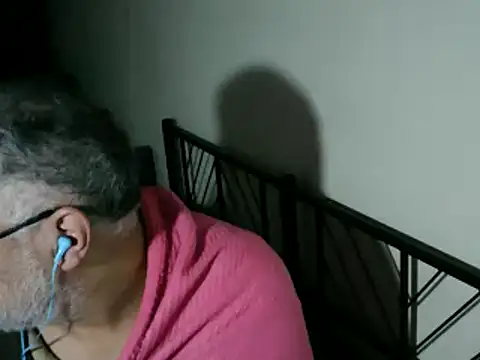 Snapshot of 100Tauros chatting on 12/13/25, 08:04 100Tauros online show from 12/13/25, 08:04