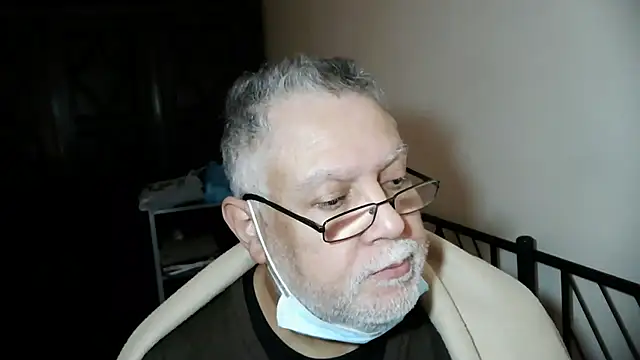 Snapshot of 100Tauros chatting on 11/17/25, 03:38 100Tauros online show from 11/17/25, 03:38