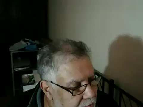 Snapshot of 100Tauros chatting on 12/18/25, 02:10 100Tauros online show from 12/18/25, 02:10