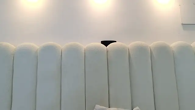 Juliabadlee online show from 12/22/25, 09:37