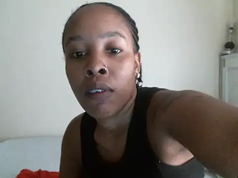 Snapshot of R-thequeen chatting on 03/07/25, 11:18 R-thequeen online show from 03/07/25, 11:18