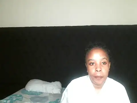 Snapshot of R-thequeen chatting on 09/22/25, 09:21 R-thequeen online show from 09/22/25, 09:21