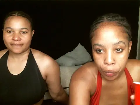 Snapshot of R-thequeen chatting on 10/07/25, 08:43 R-thequeen online show from 10/07/25, 08:43