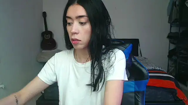 Snapshot of Julieta_De_Los_Angeles chatting on 10/14/25, 04:40 Julieta De Los Angeles online show from 10/14/25, 04:40