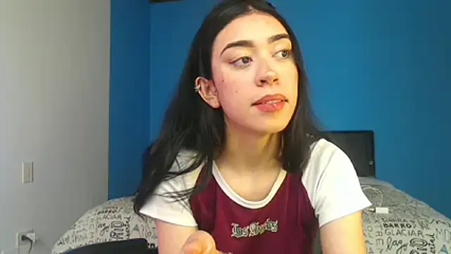 Snapshot of Julieta_De_Los_Angeles chatting on 10/24/25, 01:43 Julieta De Los Angeles online show from 10/24/25, 01:43