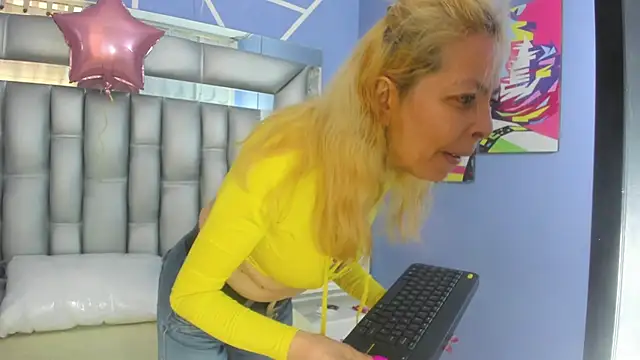 sophia ny online show from 11/18/25, 03:04