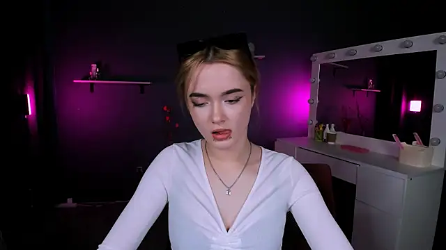 liana kisses online show from 03/08/25, 11:18