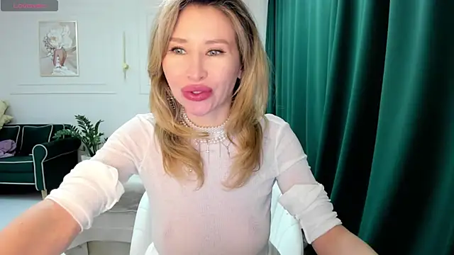 Snapshot of Jolie_Ozolla chatting on 02/18/25, 01:33 Jolie Ozolla online show from 02/18/25, 01:33