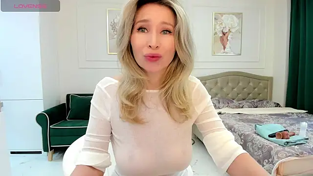 Snapshot of Jolie_Ozolla chatting on 10/10/25, 08:26 Jolie Ozolla online show from 10/10/25, 08:26