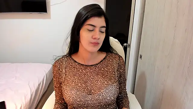 misstoya online show from 11/10/25, 10:37