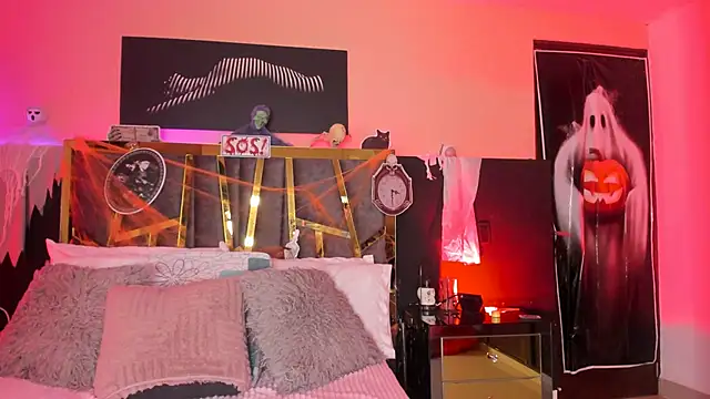 ChloeConnorr online show from 10/31/25, 04:20