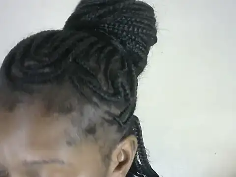 Snapshot of Pretty-emmie chatting on 10/27/25, 05:25 Pretty-emmie online show from 10/27/25, 05:25