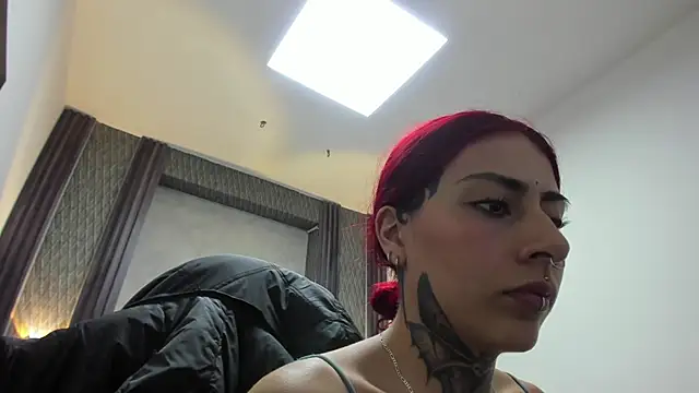Snapshot of selene_red_ chatting on 06/29/26, 02:40 selene red online show from 06/29/26, 02:40