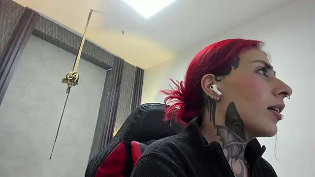 Snapshot of selene_red_ chatting on 06/15/26, 01:39 selene red online show from 06/15/26, 01:39