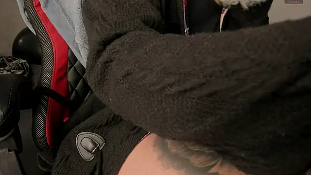 selene red  online show from 11/14/25, 01:48