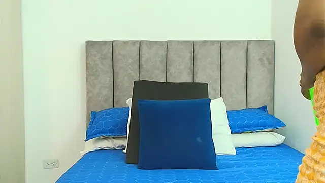 karina lewis  online show from 10/08/25, 03:52