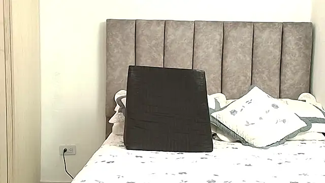 Snapshot of karina_lewis_ chatting on 07/19/26, 06:00 karina lewis online show from 07/19/26, 06:00