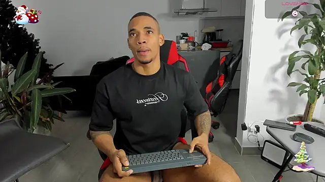 Snapshot of TROYWESLY- chatting on 12/21/25, 09:48 TROYWESLY- online show from 12/21/25, 09:48