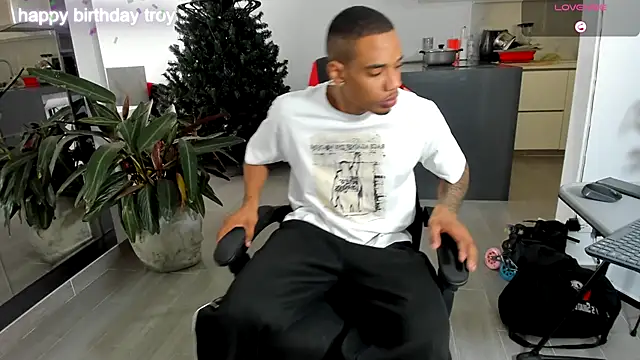 Snapshot of TROYWESLY- chatting on 12/18/25, 05:50 TROYWESLY- online show from 12/18/25, 05:50